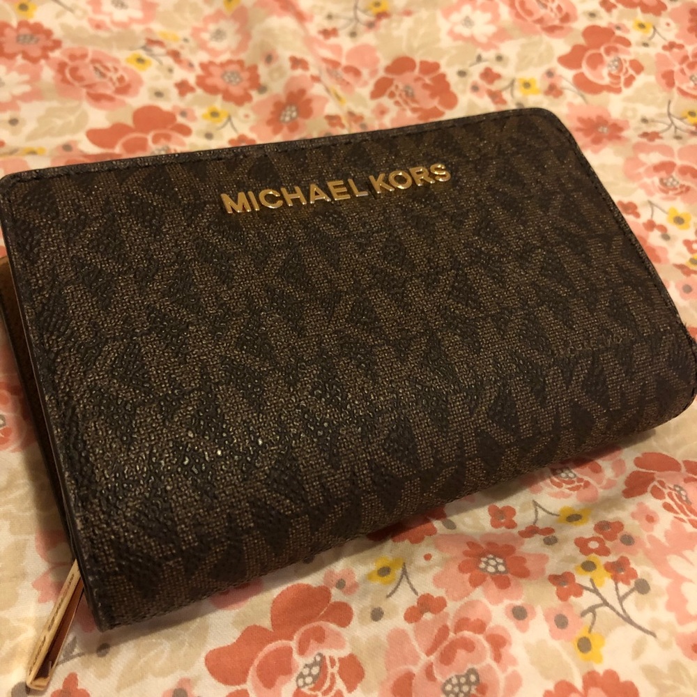 ✨NEW ITEM✨ MK Small Wallet